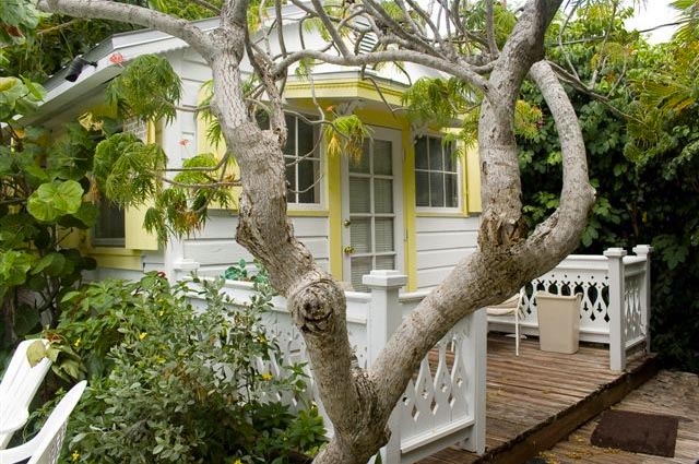 One bedroom cottage located downtown in the historic district.